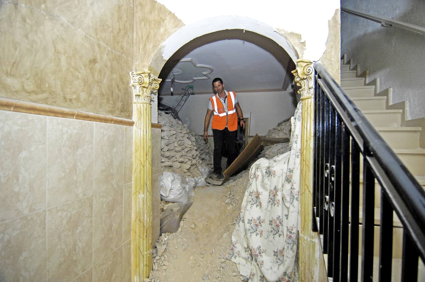 Sellan con hormigón el túnel del Banco Popular de Elche