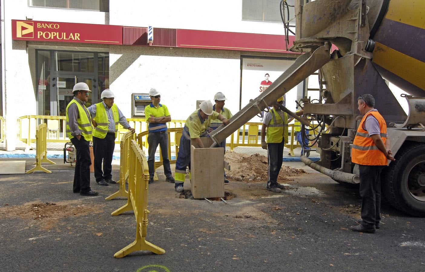 Sellan con hormigón el túnel del Banco Popular de Elche