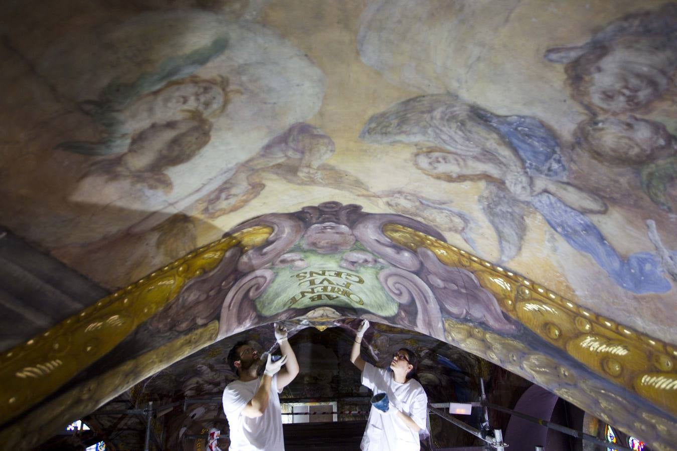 El restaurador de la Capilla Sixtina visita las obras de los frescos de San Nicolás