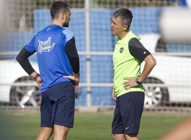 Primer entrenamiento del Levante con Lucas Alcaraz