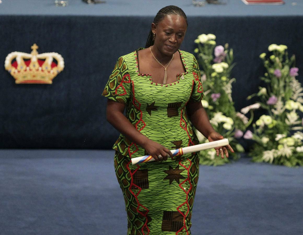 La periodista congoleña Caddy Adzuba, tras recibir el Premio Príncipe de Asturias de la Concordia, durante la ceremonia de entrega de la trigésimo cuarta edición de los galardones.