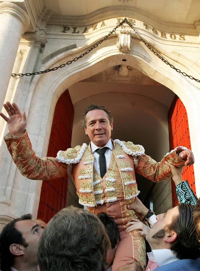 Manzanares sale a hombros por la Puerta del Príncipe. 