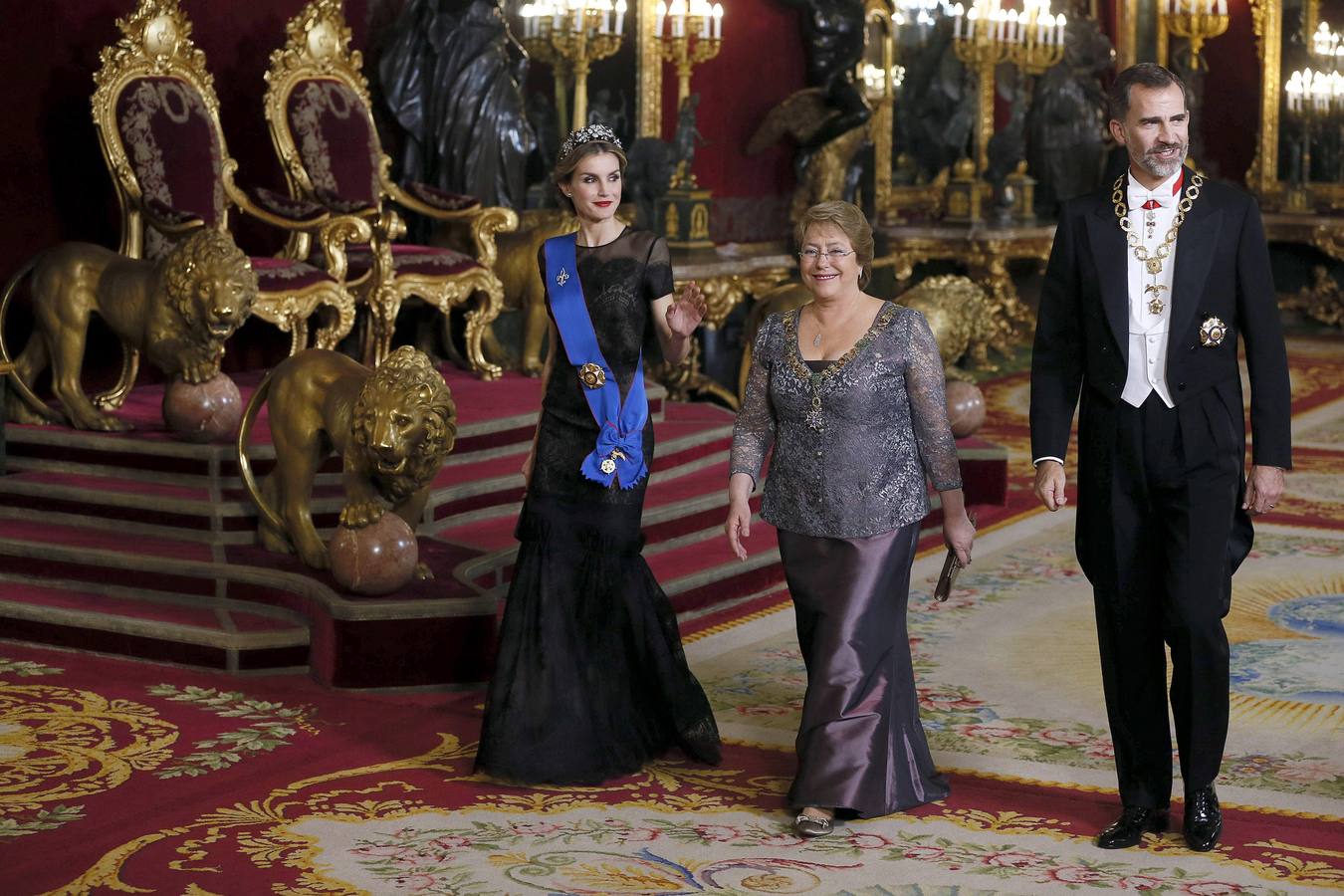 Los Reyes reciben a Bachelet en la primera visita de Estado con Felipe VI