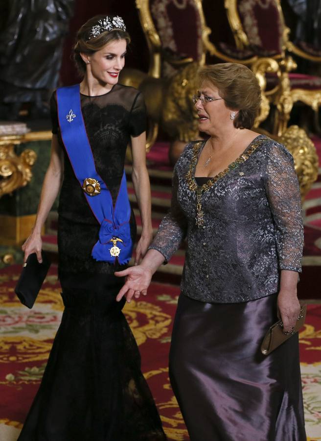 Los Reyes reciben a Bachelet en la primera visita de Estado con Felipe VI