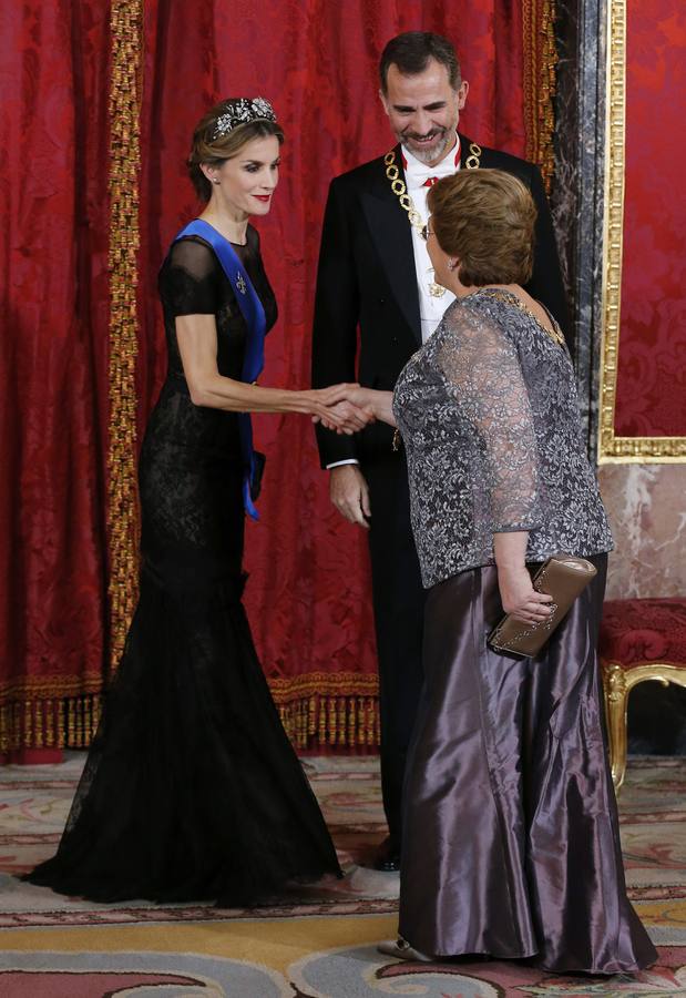 Los Reyes reciben a Bachelet en la primera visita de Estado con Felipe VI