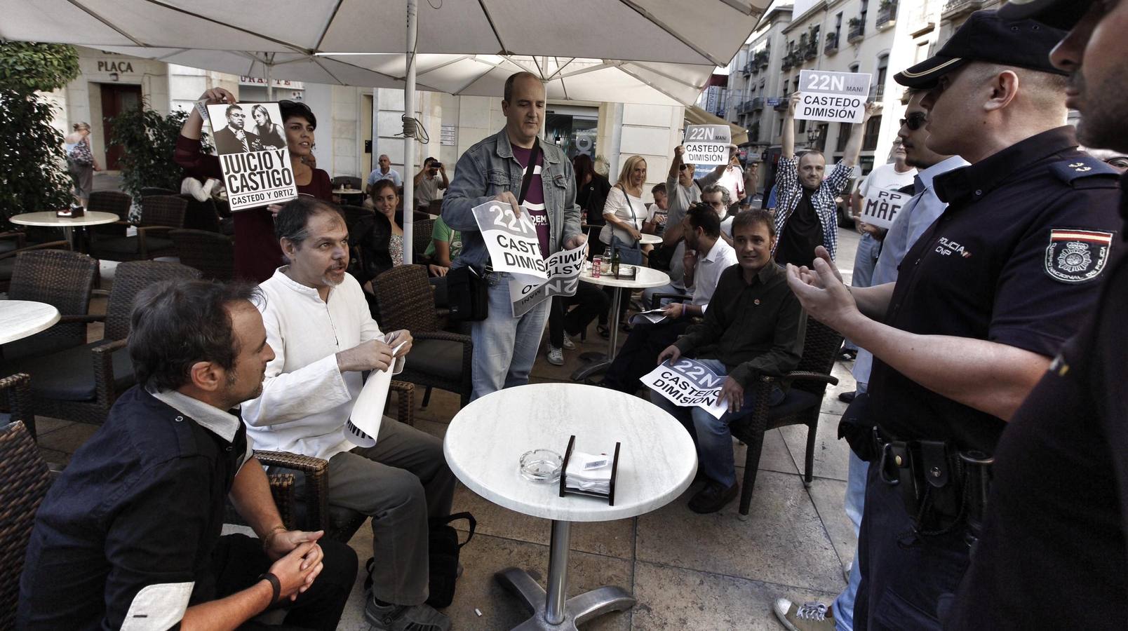 Rueda de prensa de Podemos en una cafetería por la prohibición de la cacerolada. 