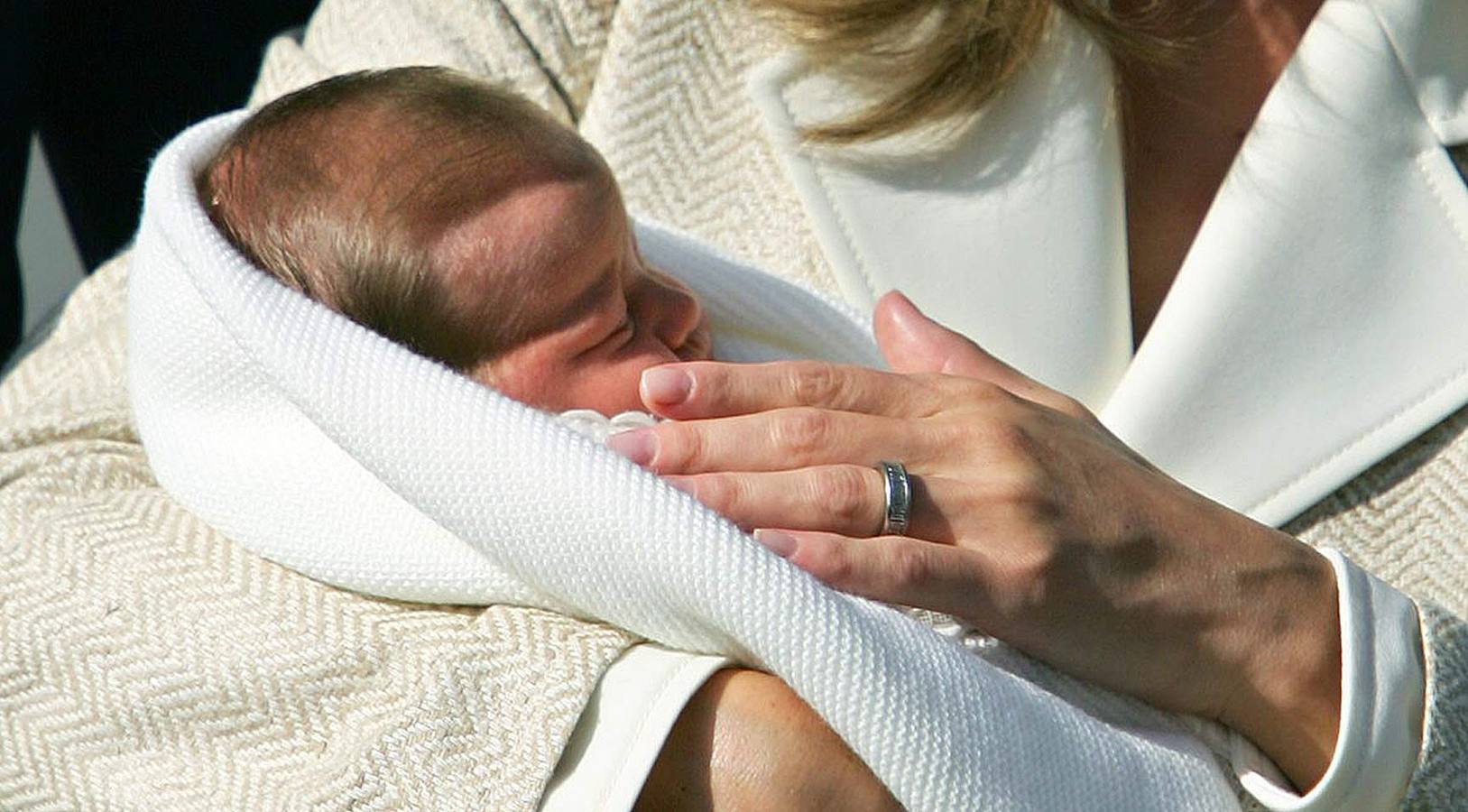 Presentación a la prensa de la Infanta Leonor de Borbón Ortiz, una semana después de su nacimiento en la clínica Ruber Internacional, en Madrid