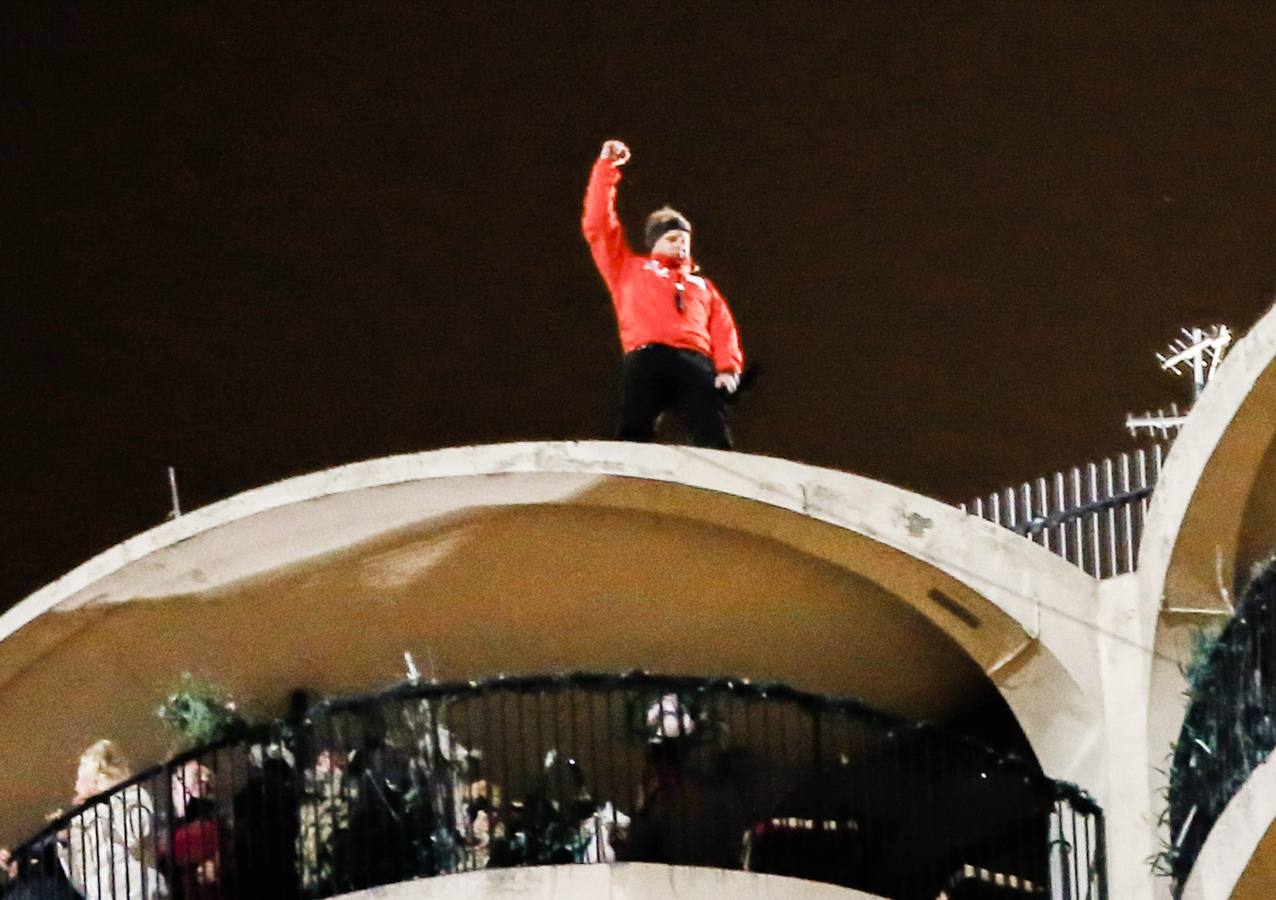 Nik Wallenda camina entre dos rascacielos con los ojos vendados