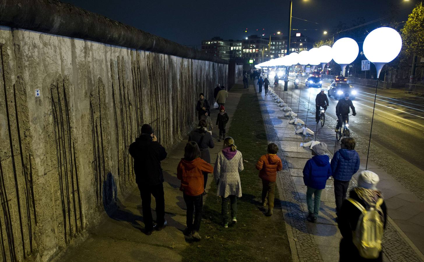 &#039;Lichtgrenze&#039;, el recuerdo del muro se ilumina en Berlín