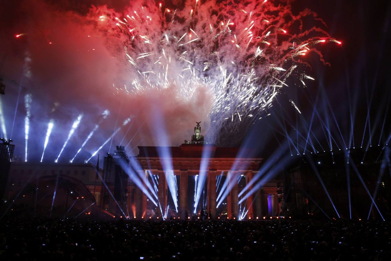 El cielo de Berlín se ilumina para festejar la caída del Muro hace 25 años