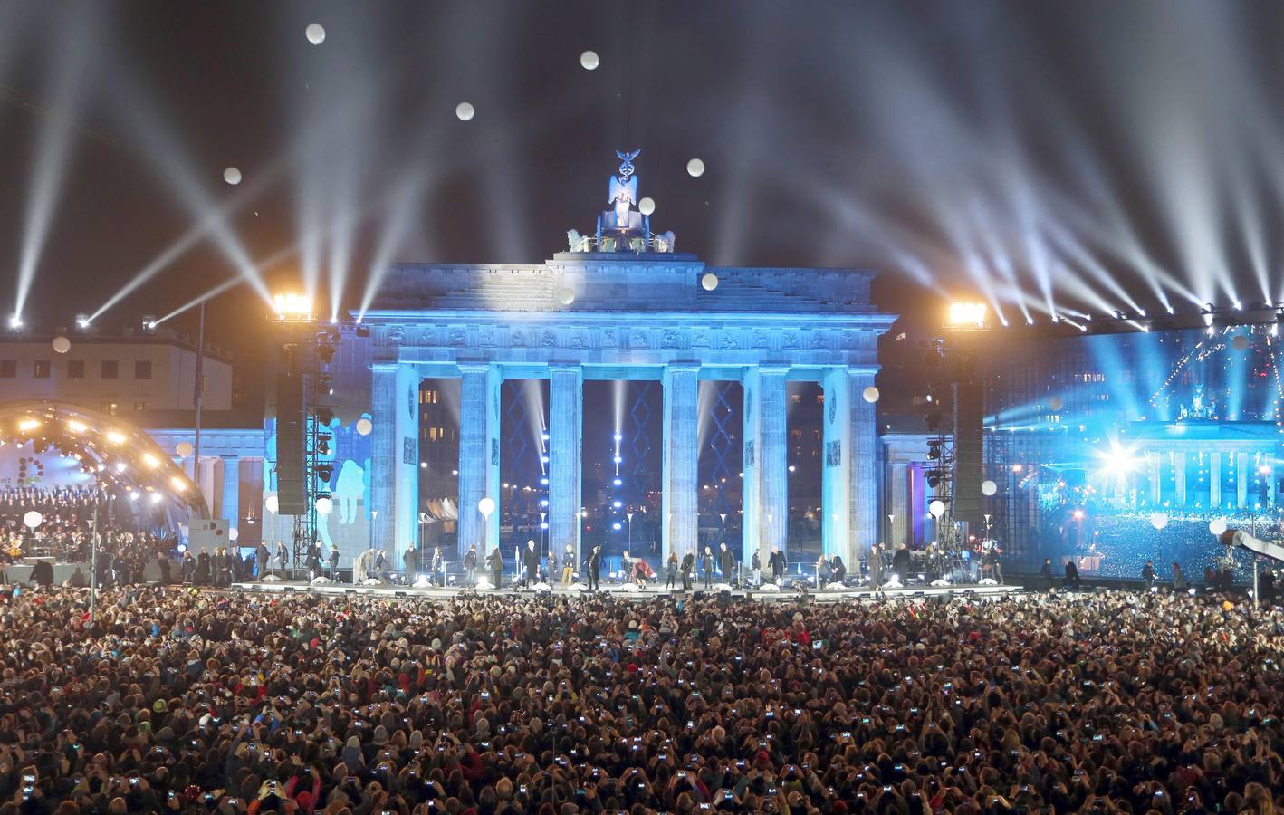 El cielo de Berlín se ilumina para festejar la caída del Muro hace 25 años