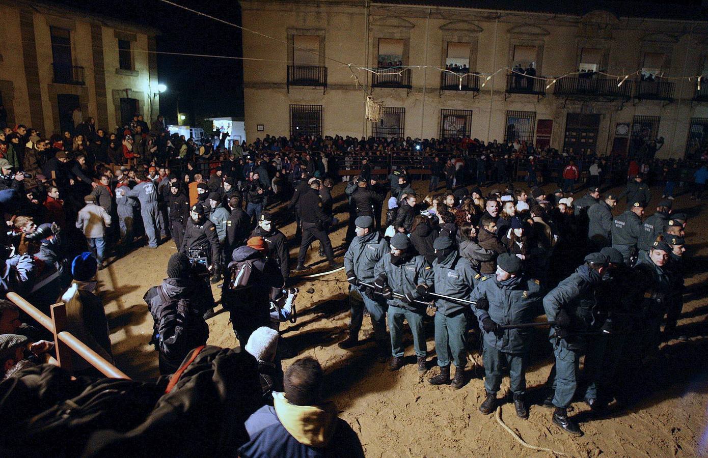 Agentes desalojan a los antitaurinos de la celebración del Toro de Júbilo en Medinaceli