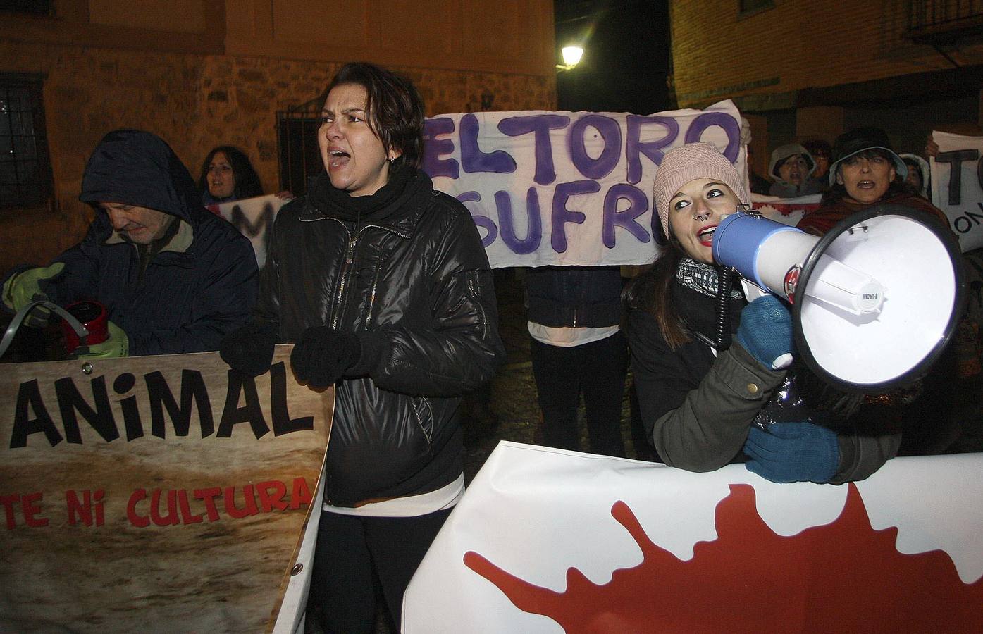 Agentes desalojan a los antitaurinos de la celebración del Toro de Júbilo en Medinaceli