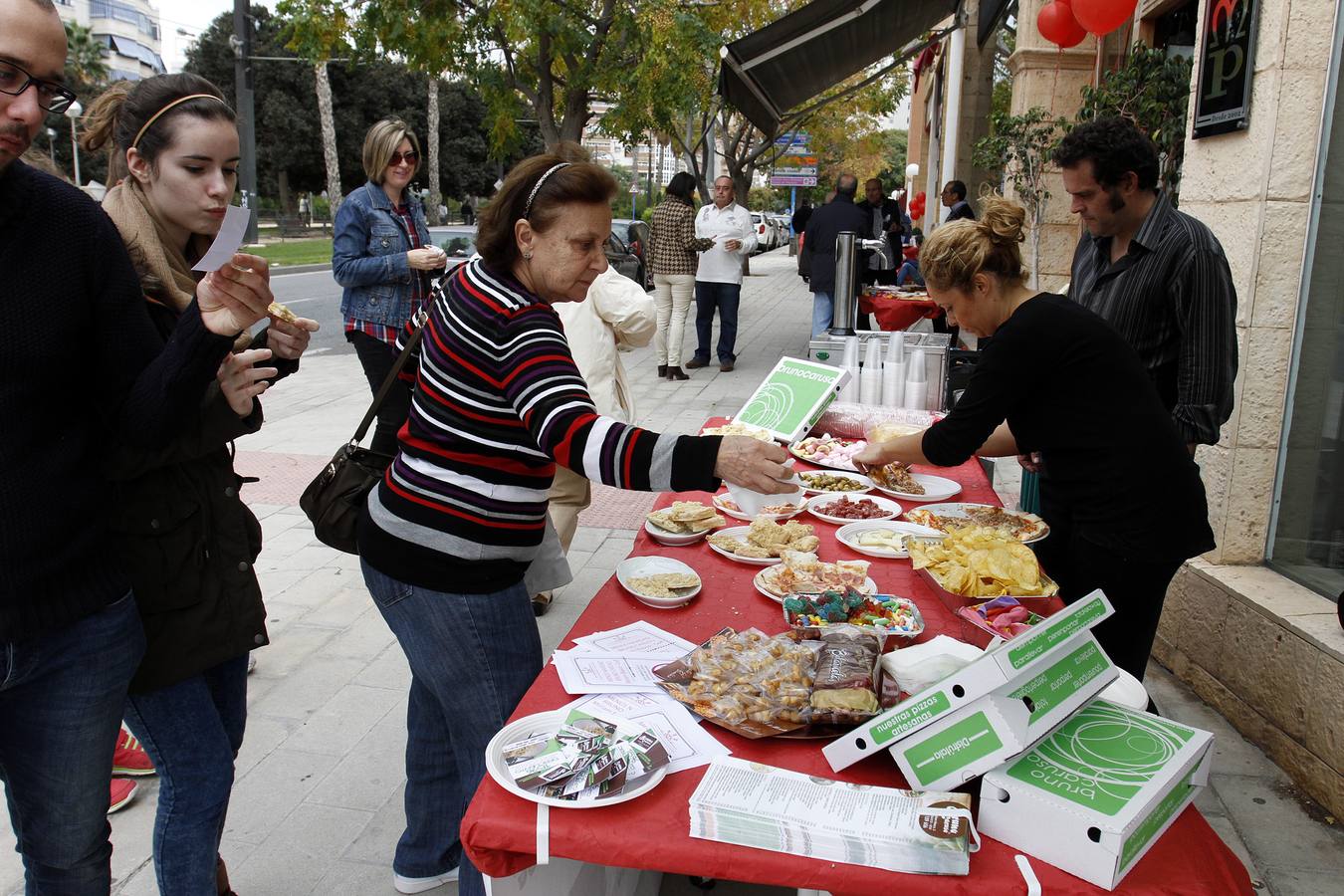 Desayuno y fiesta en la calle para promocionar el comercio