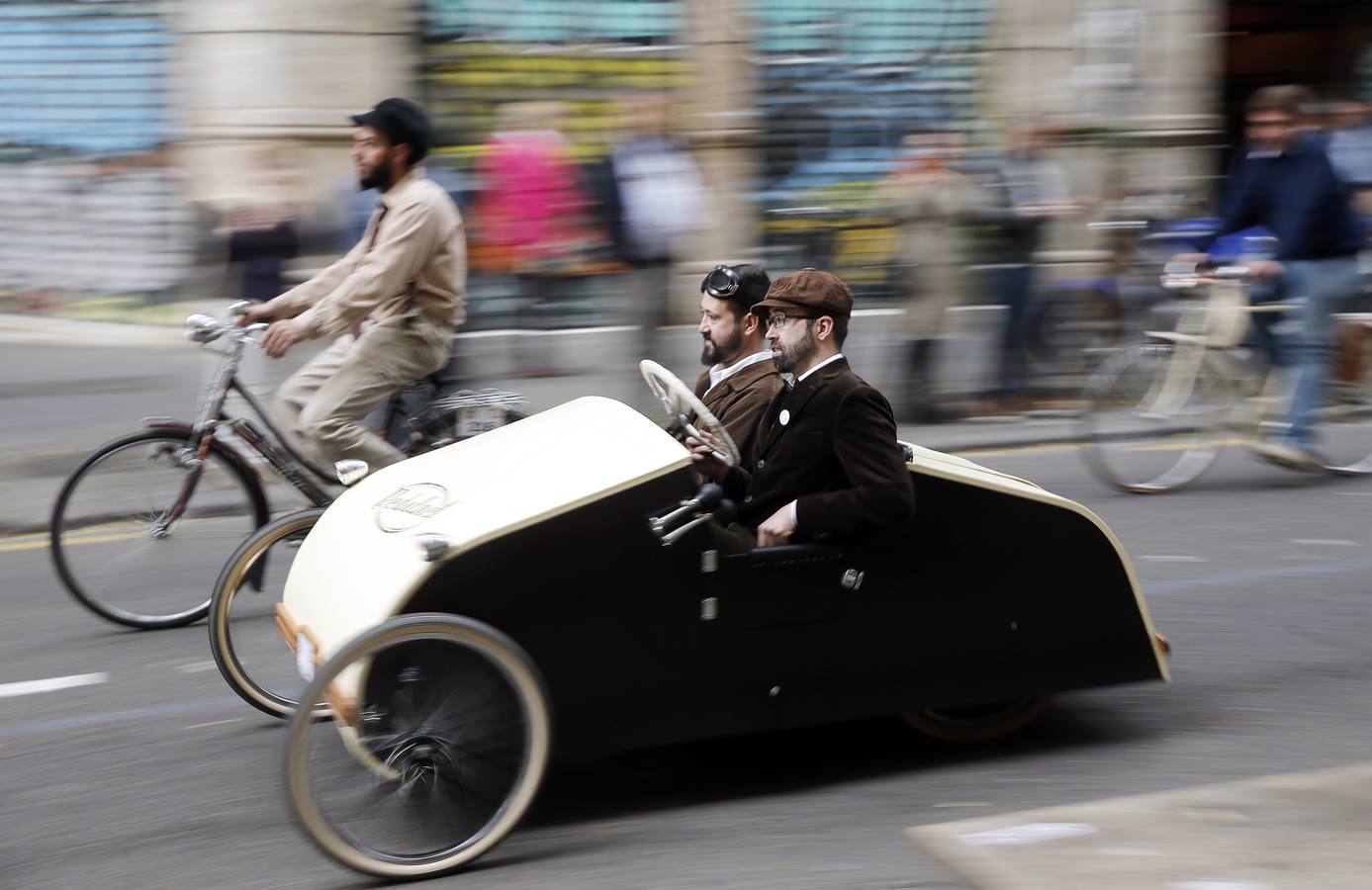 Bicicletas &#039;vintage&#039; recorren el centro de Valencia