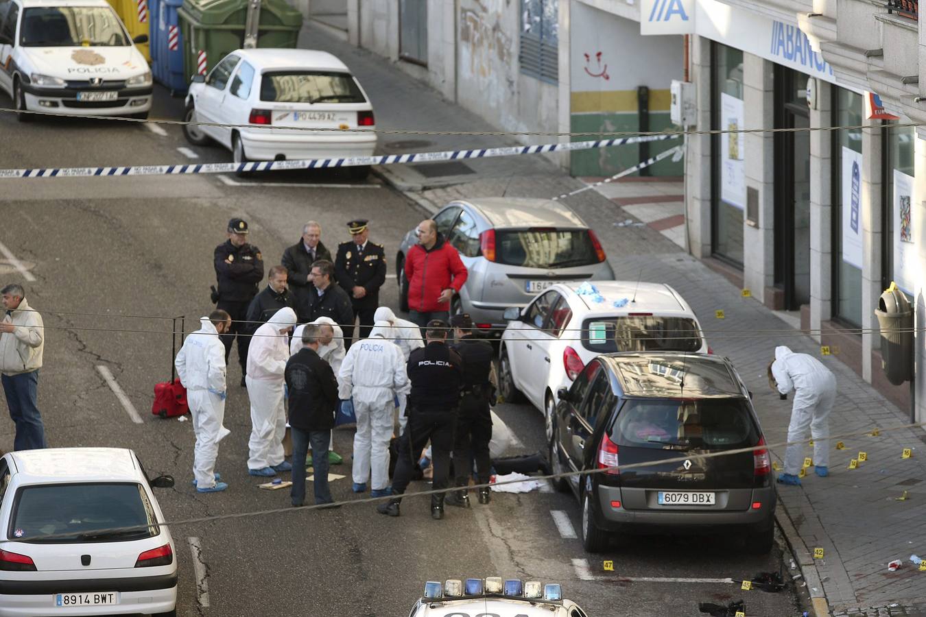 Una agente y un atracador, muertos en el asalto a un banco