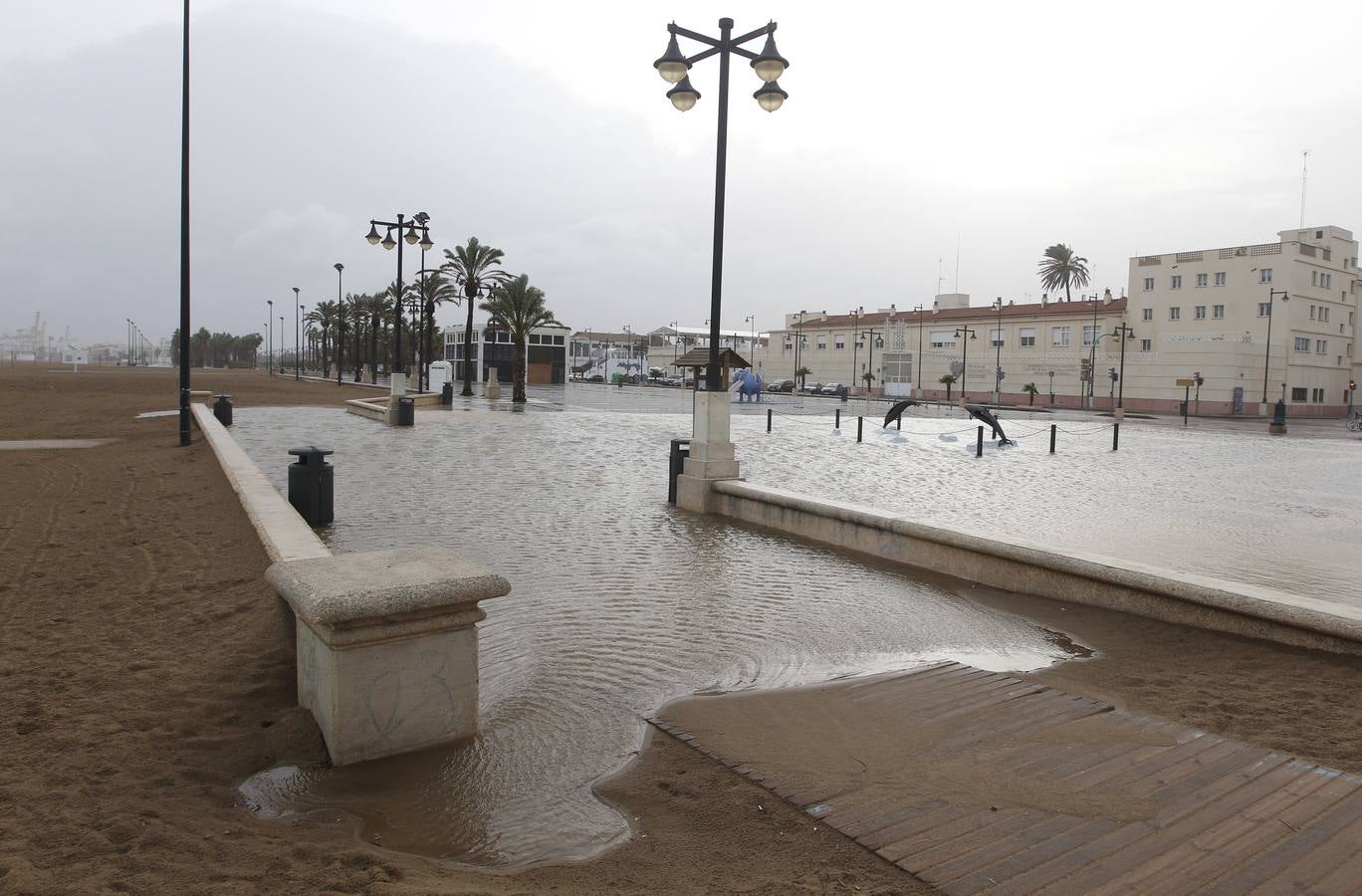 Agua en la playa de Valencia. 