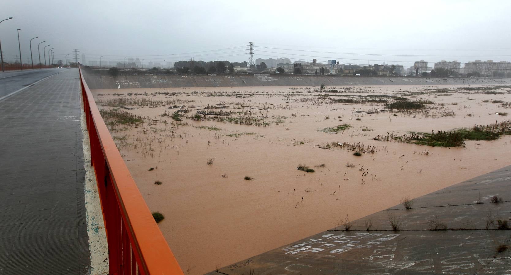 Caudal de agua en el nuevo cauce del rio Turia. 