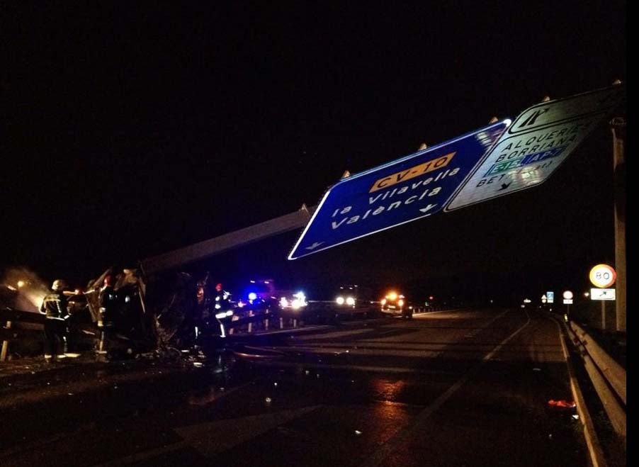 Cortan 8 horas la CV-10 tras chocar un camión contra un panel de señalización