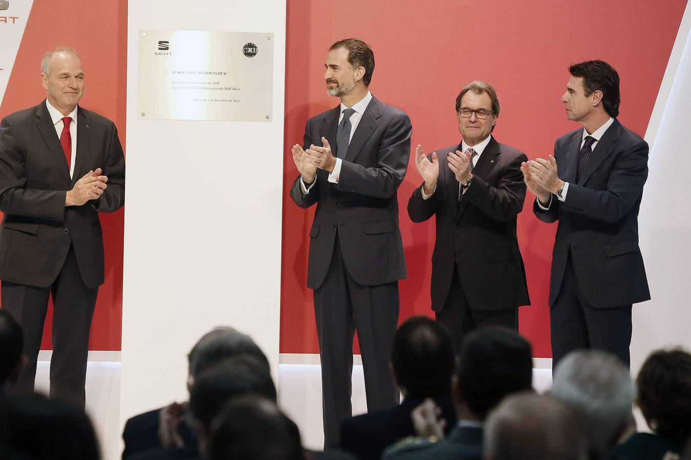 Placa conmemorativa. Felipe VI , junto al presidente de SEAT, Jürgen Stackmann; el presidente de la Generalitat, Artur Mas; y el ministro de Industria, José Manuel Soria.