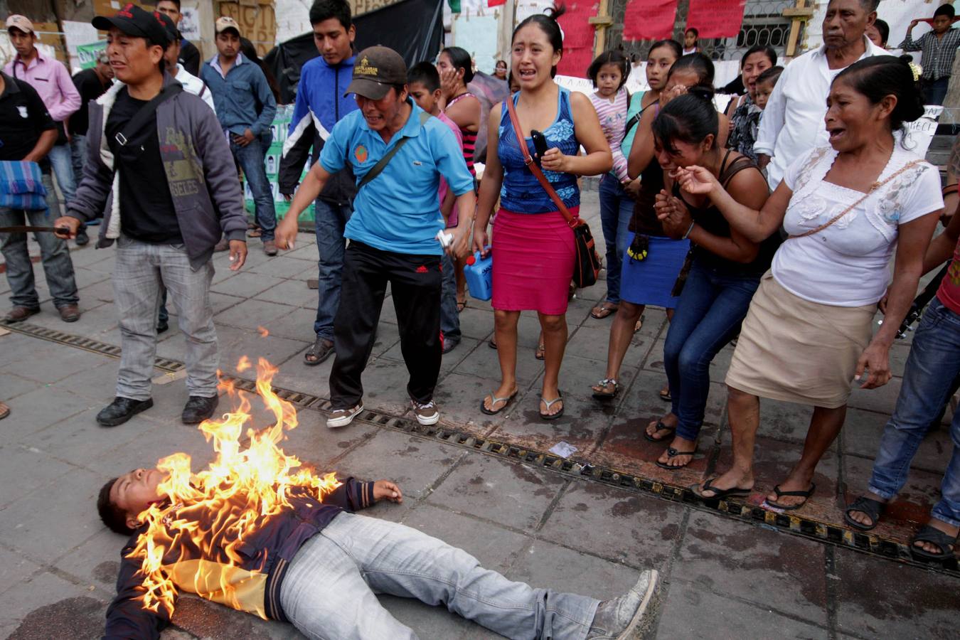 Que liberen a Florentino. El joven Agustín Gómez se prende fuego en Chiapas para reclamar la liberación de un compañero.