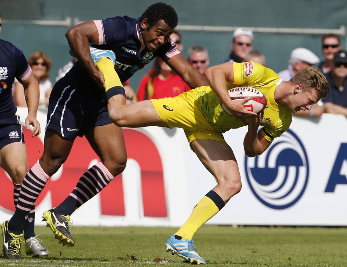 Así se placa a un rival. Joe Nayacavou, de Escocia, placa a Cameron Clark, de Australia, en la series mundiales de rugby en Dubai.