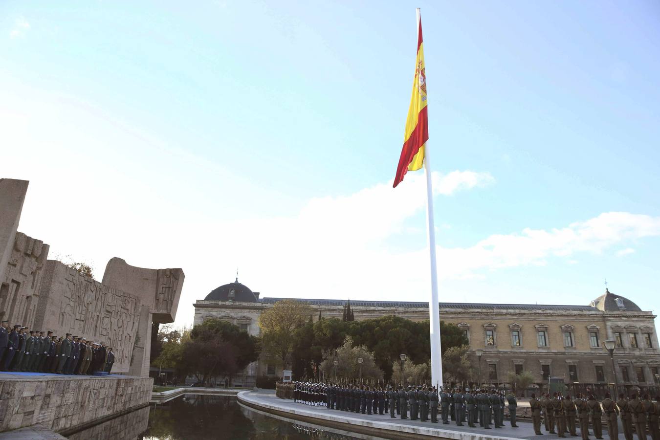 El izado de bandera abre los actos del día de la Constitución