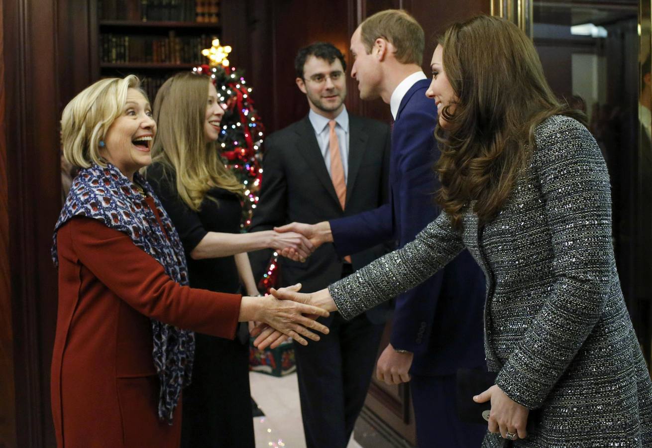 Los duques, en la Fundación Clinton. Los duques de Cambridge, Guillermo y Catalina, saludan a Hillary Clinton y su hija, Chelsea, a la llegada a la Fundación Clinton.