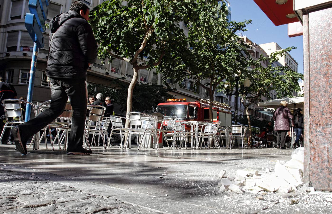 Caen trozos de una cornisa en la Rambla de Alicante