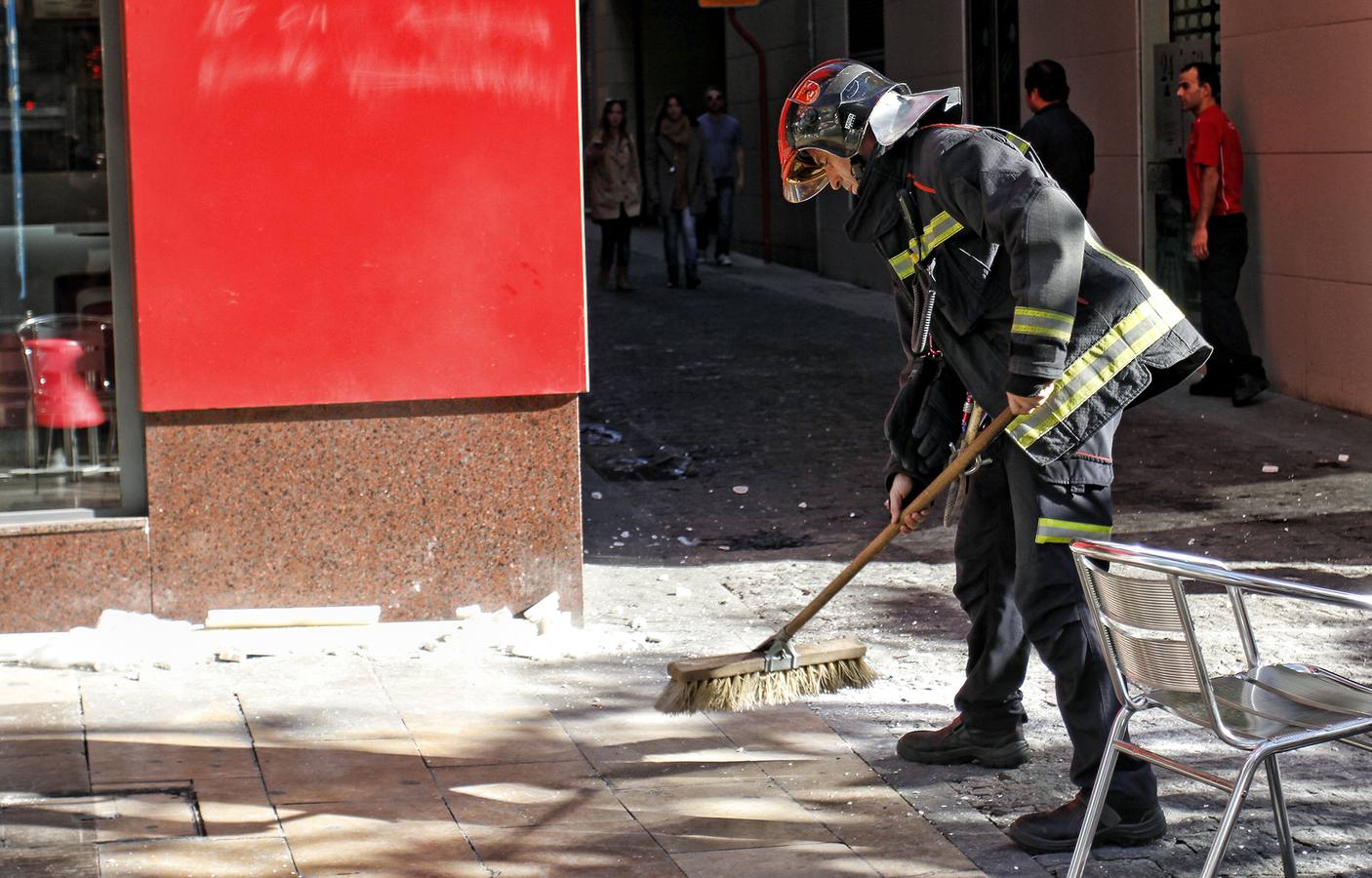 Caen trozos de una cornisa en la Rambla de Alicante