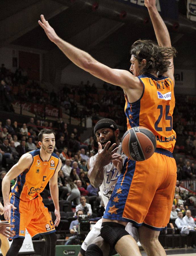 Brillante victoria del Valencia Basket ante el Neptunas (103-65)