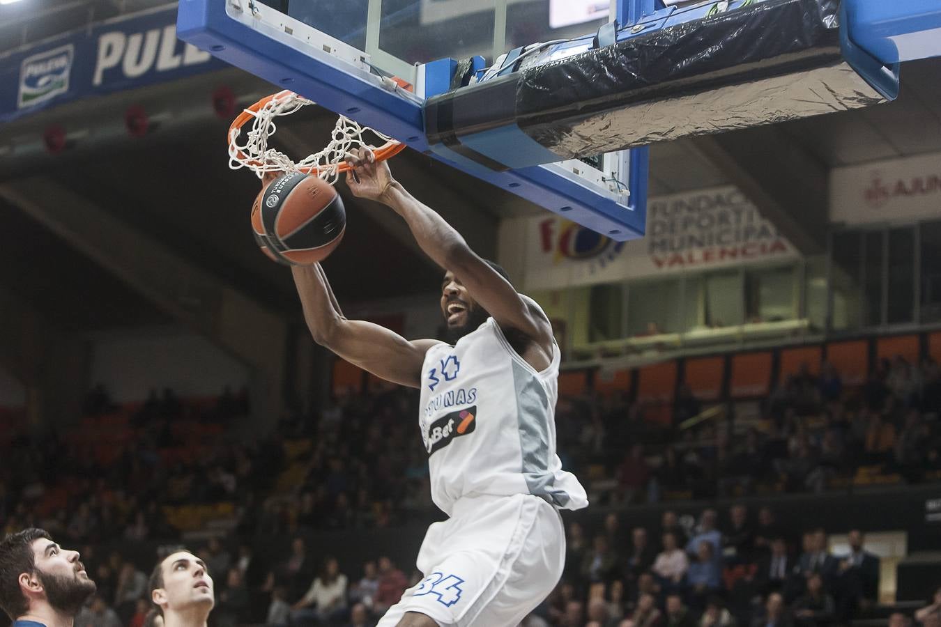 Brillante victoria del Valencia Basket ante el Neptunas (103-65)