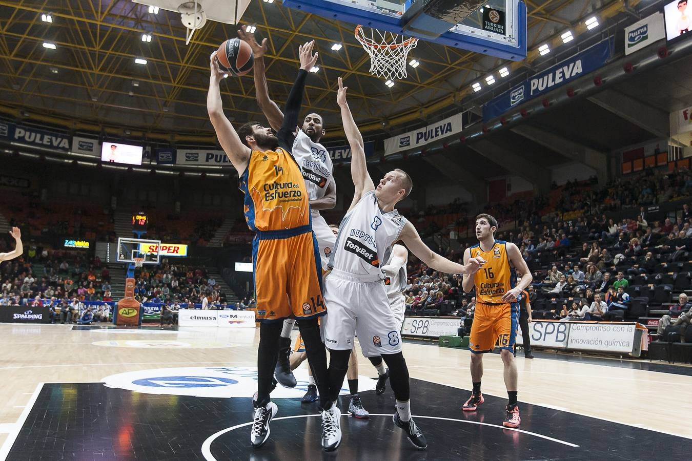 Brillante victoria del Valencia Basket ante el Neptunas (103-65)