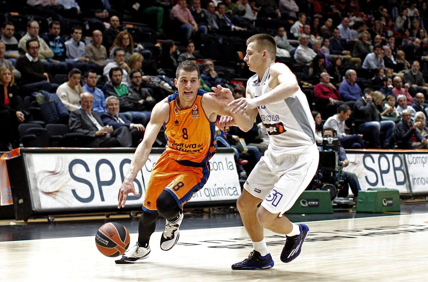 Brillante victoria del Valencia Basket ante el Neptunas (103-65)