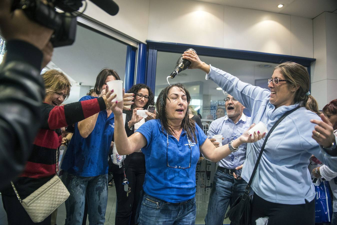 Celebrando con cava el Gordo en Lanzarote. 