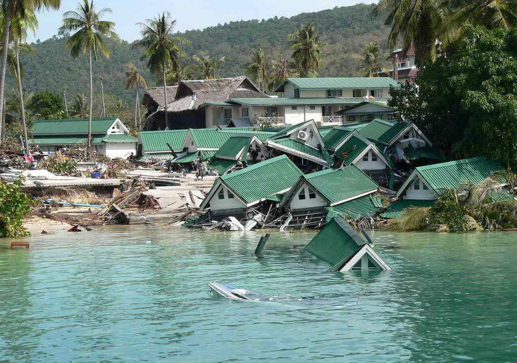 Bungalows destruidos e inundados en la isla de Phi-Phi, en Krabi, sur de Tailandia, el 29 de diciembre de 2004.