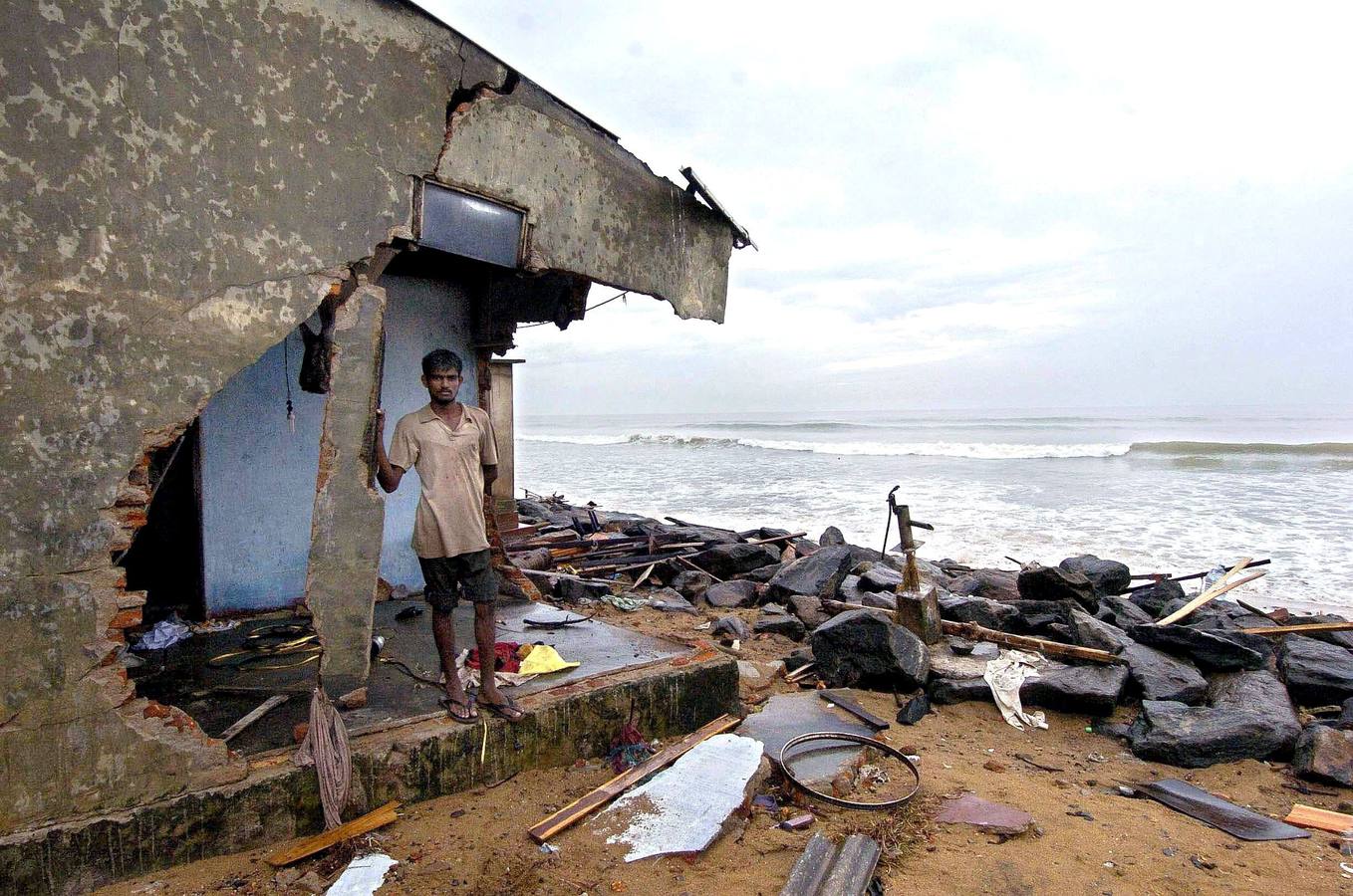 El carpintero Rengith Peris, junto a su casa, en Maratuwa, sur de Colombo (Sri Lanka), el 28 de diciembre de 2004. Se calcula que hubo 35.000 víctimas en Sri Lanka y 12.000 en la India.