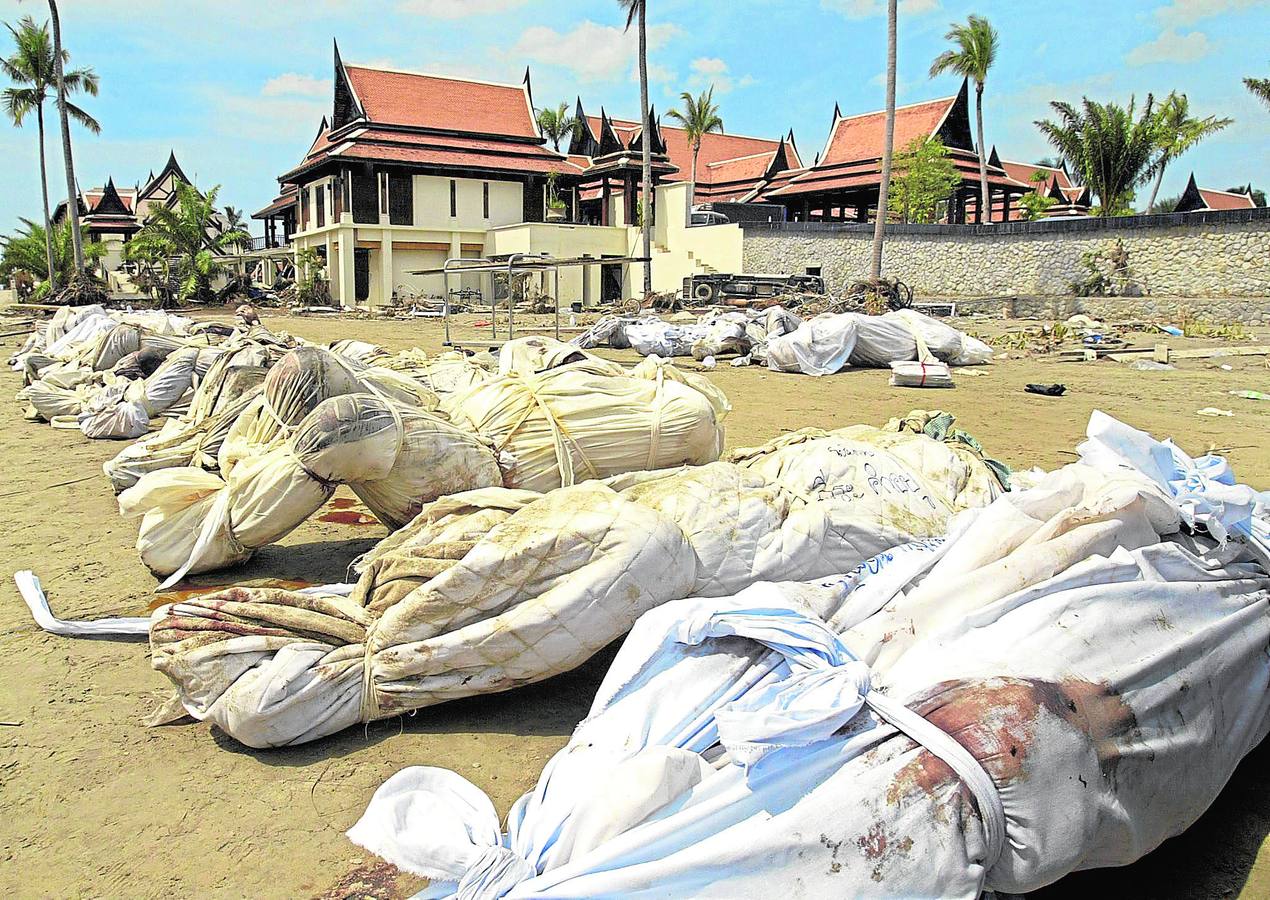 Varios cadáveres en la playa frente al hotel Sofitel Magi Lagoon, en Khao Lak, provincia de Phnag Nga (sur de Tailandia), el 29 de diciembre de 2004.