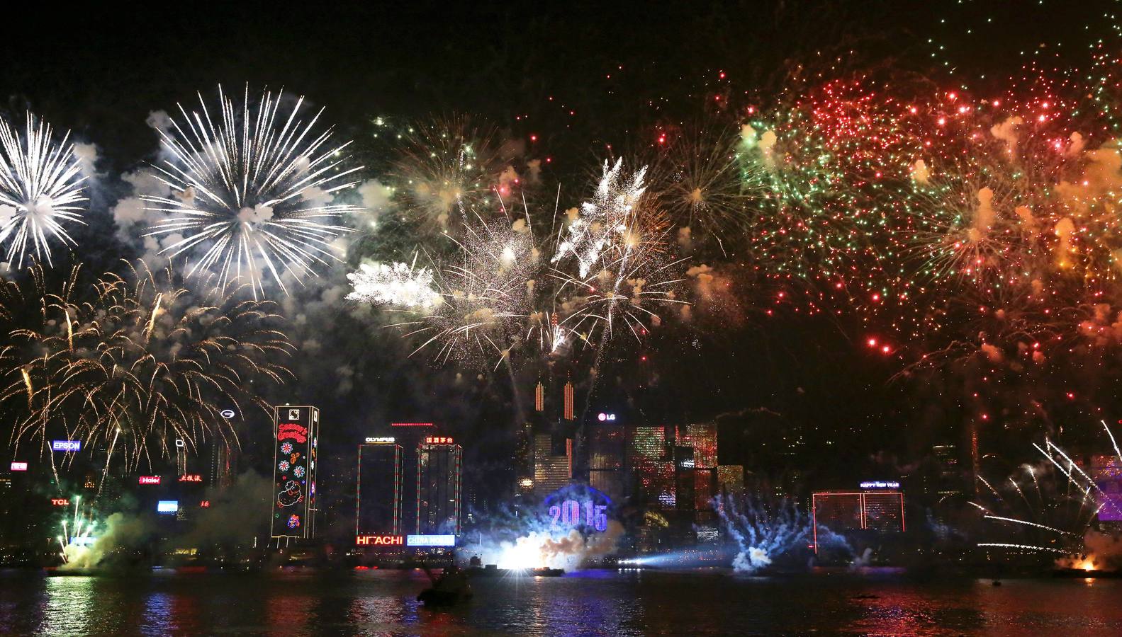 Fuegos artifiales en el Puerto Victoria de Hong Kong. HONG KONG. Un espectáculo de fuegos artifiales ha recibido al nuevo año en Hong Kong.