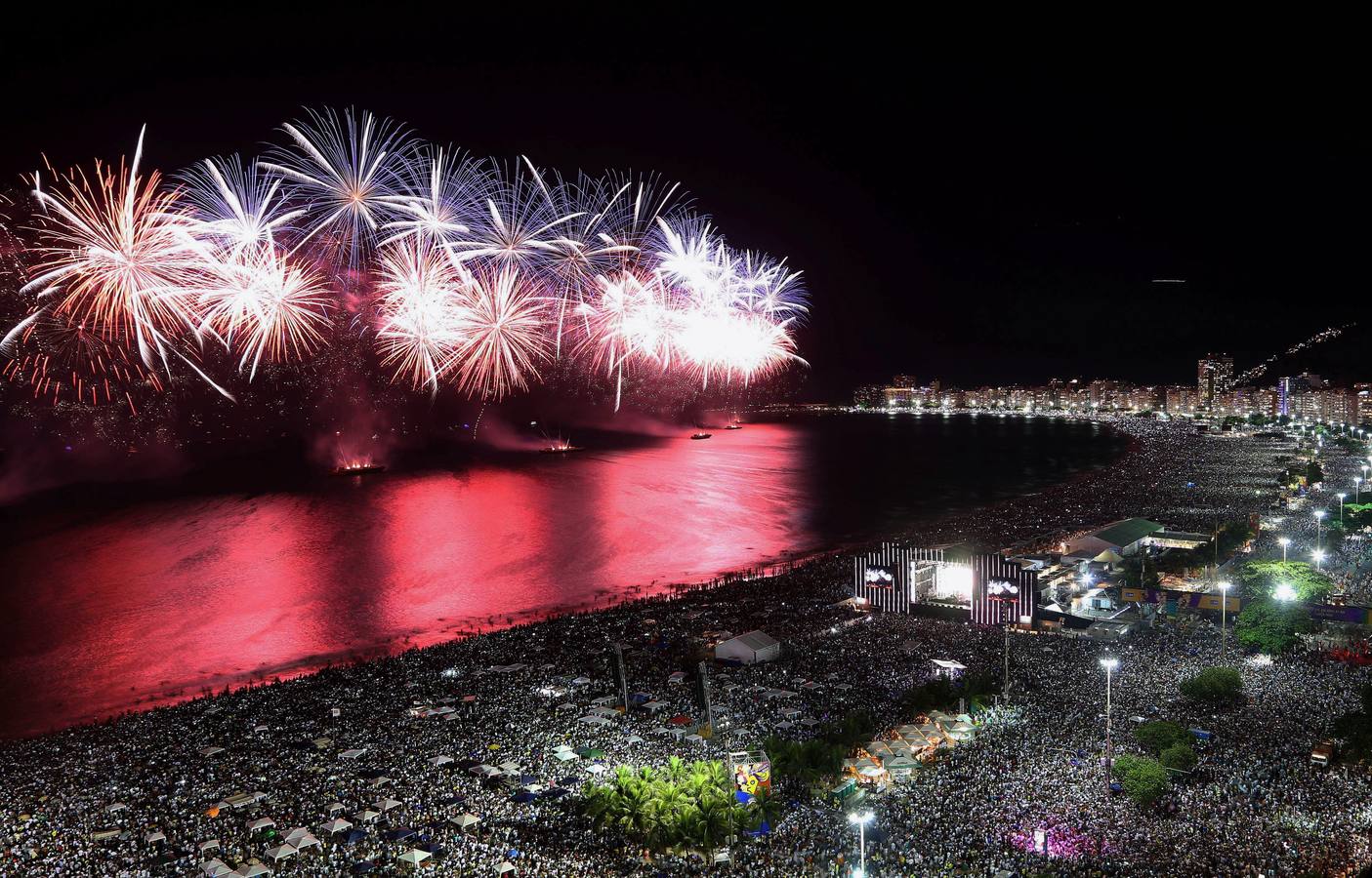 Fuegos artificales en Rio de Janeiro. RIO DE JANEIRO (BRASIL). Brasil dio la bienvenida a 2015 entre altas temperaturas, conciertos y fuegos artificiales, que en el caso de Río de Janeiro marcaron también el inicio de las conmemoraciones de los 450 de la fundación de la capital carioca.