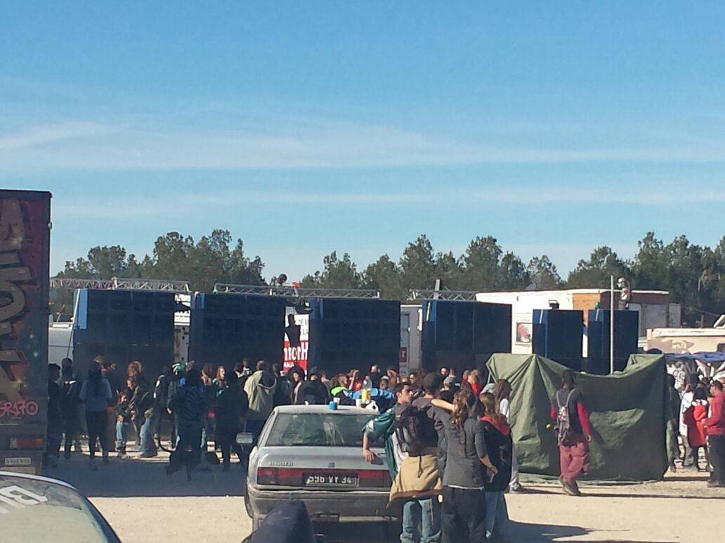 Una &#039;rave&#039; ocupa el aeródromo de Benagéber desde Nochevieja