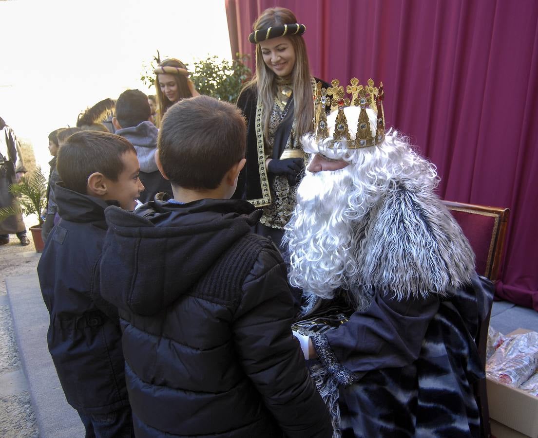 Los Reyes Magos reciben las cartas de los niños en Elche