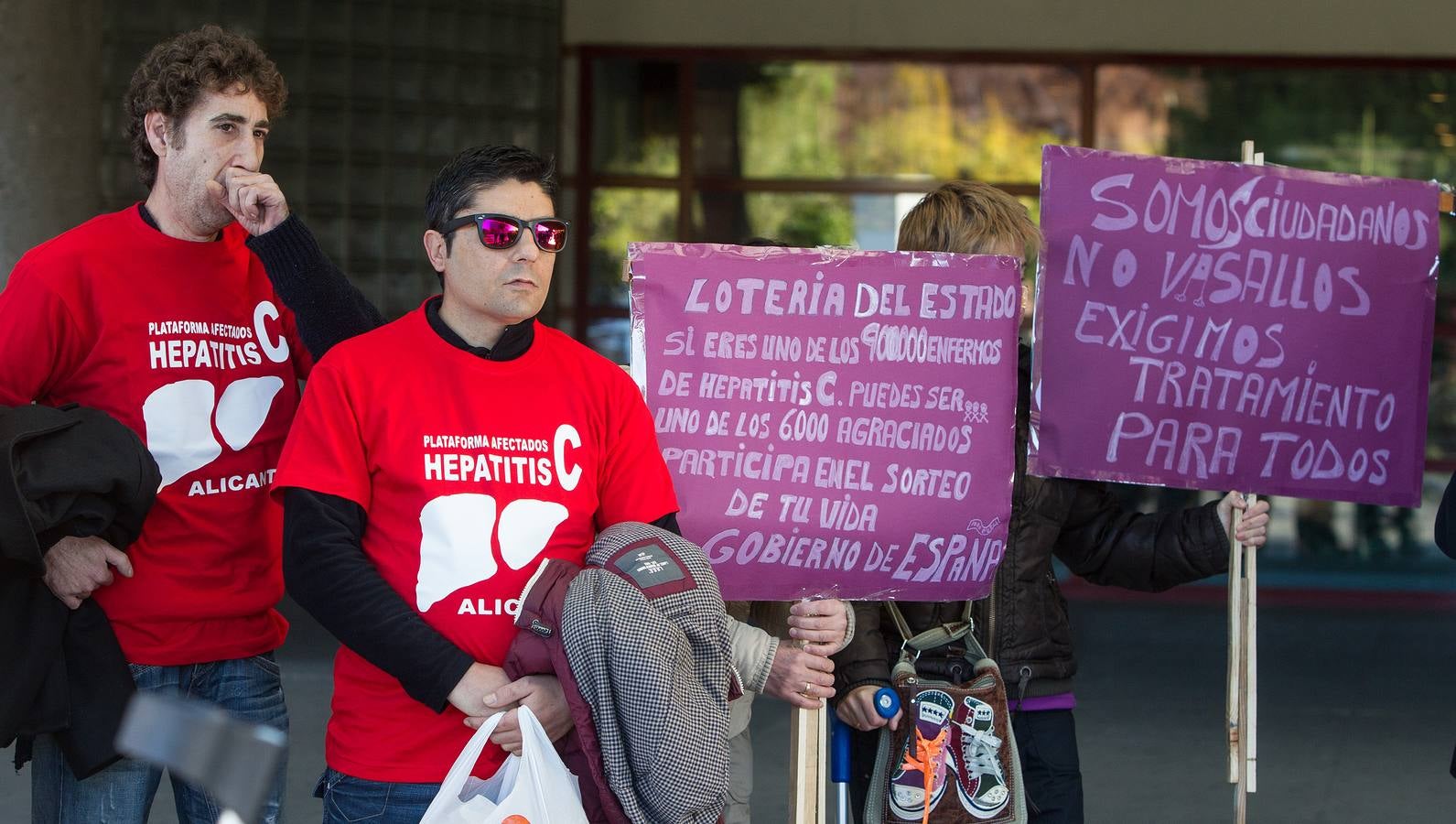 Manifestación de pacientes de hepatitis C en el Hospital de Alicante