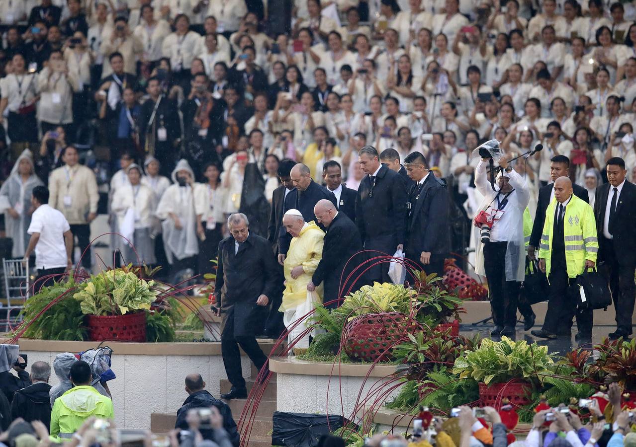 Tagle también ha indicado que el Papa quedó sorprendido de la energía de estas personas tras pasar la noche y toda la mañana en el parque Rizal para asistir a la misa, sobre todo después de la incesante lluvia que cayó durante todo el día.