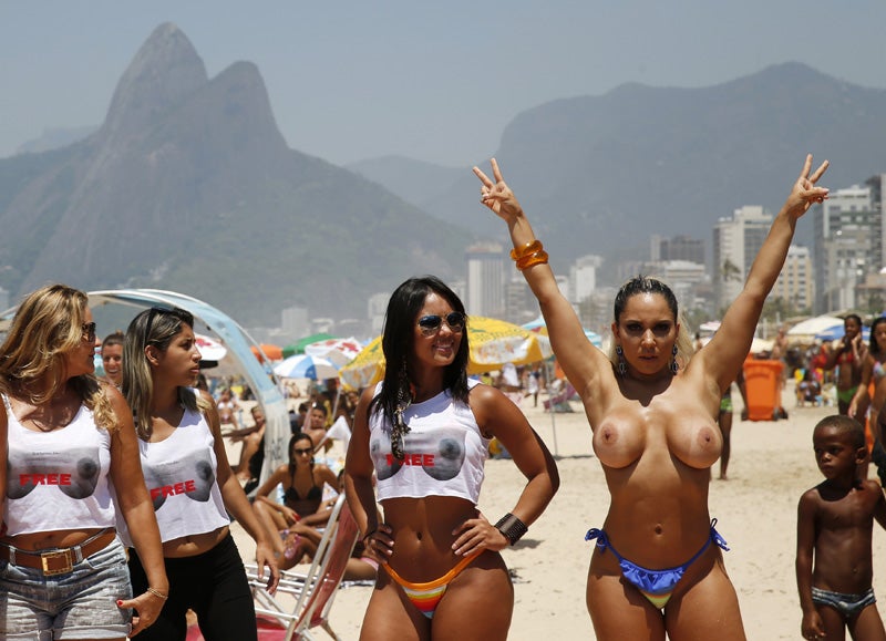 Las mujeres de Río de Janeiro reivindican el derecho al topless