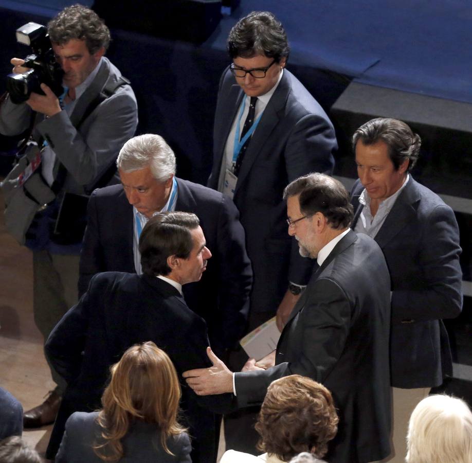 El presidente del Gobierno, Mariano Rajoy (2d), junto al presidente de honor del PP, José María Aznar (2i), y los vicesecresetarios del partido, Javier Arenas (i) y Carlos Floriano (d).