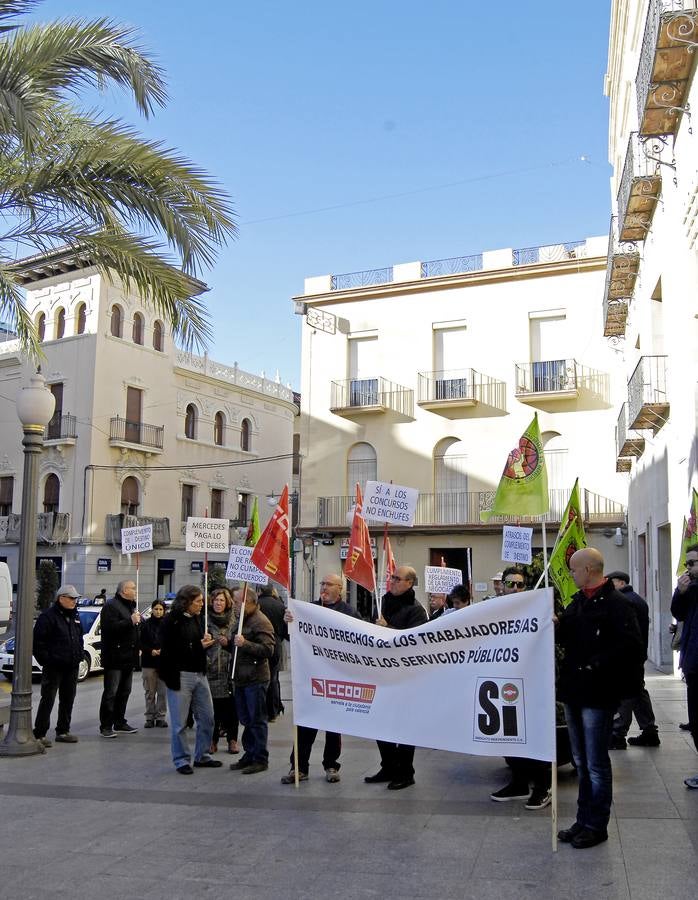 Concentración de funcionarios durante el pleno de Elche