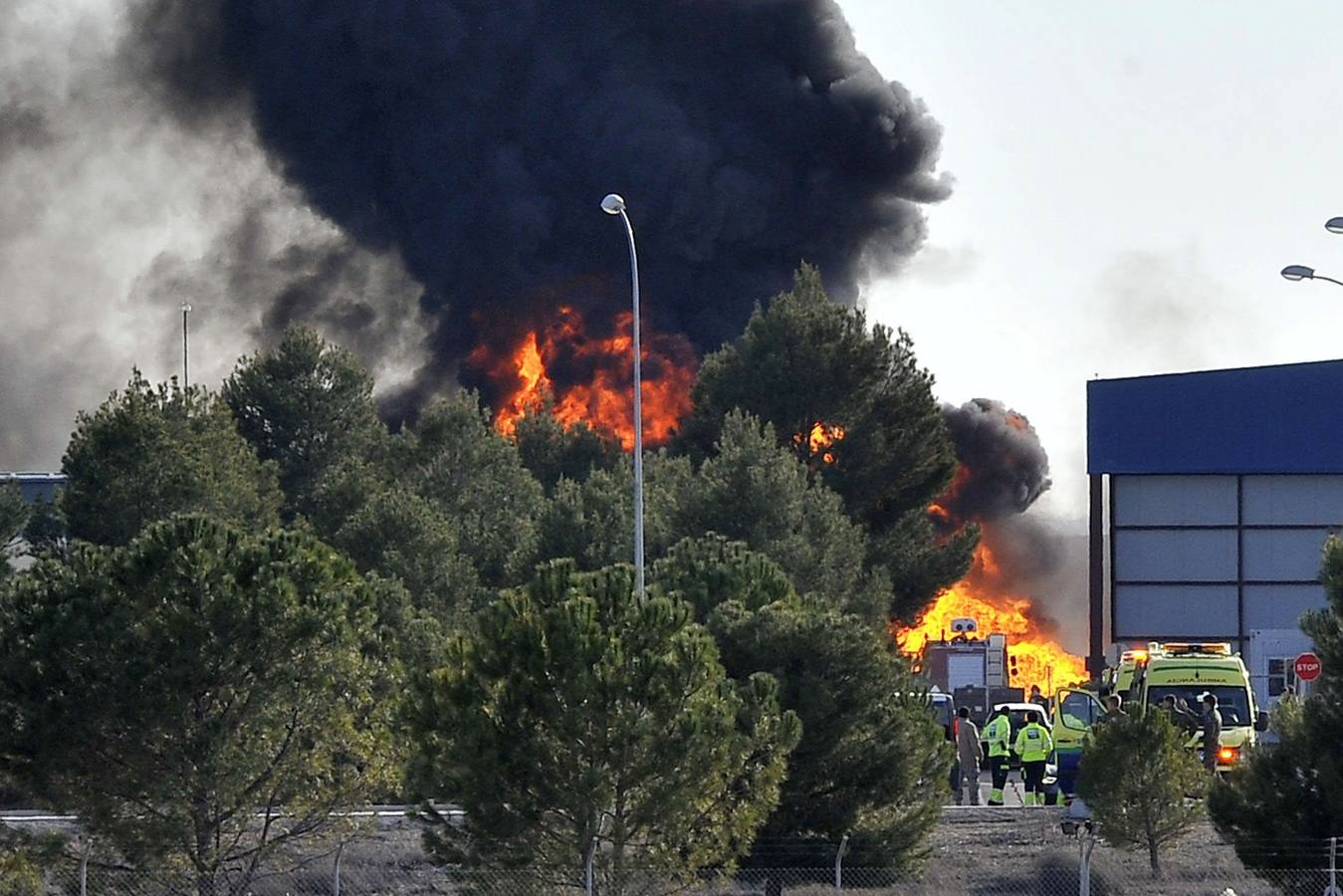 Diez muertos y trece heridos al estrellarse un avión griego de la OTAN en Albacete