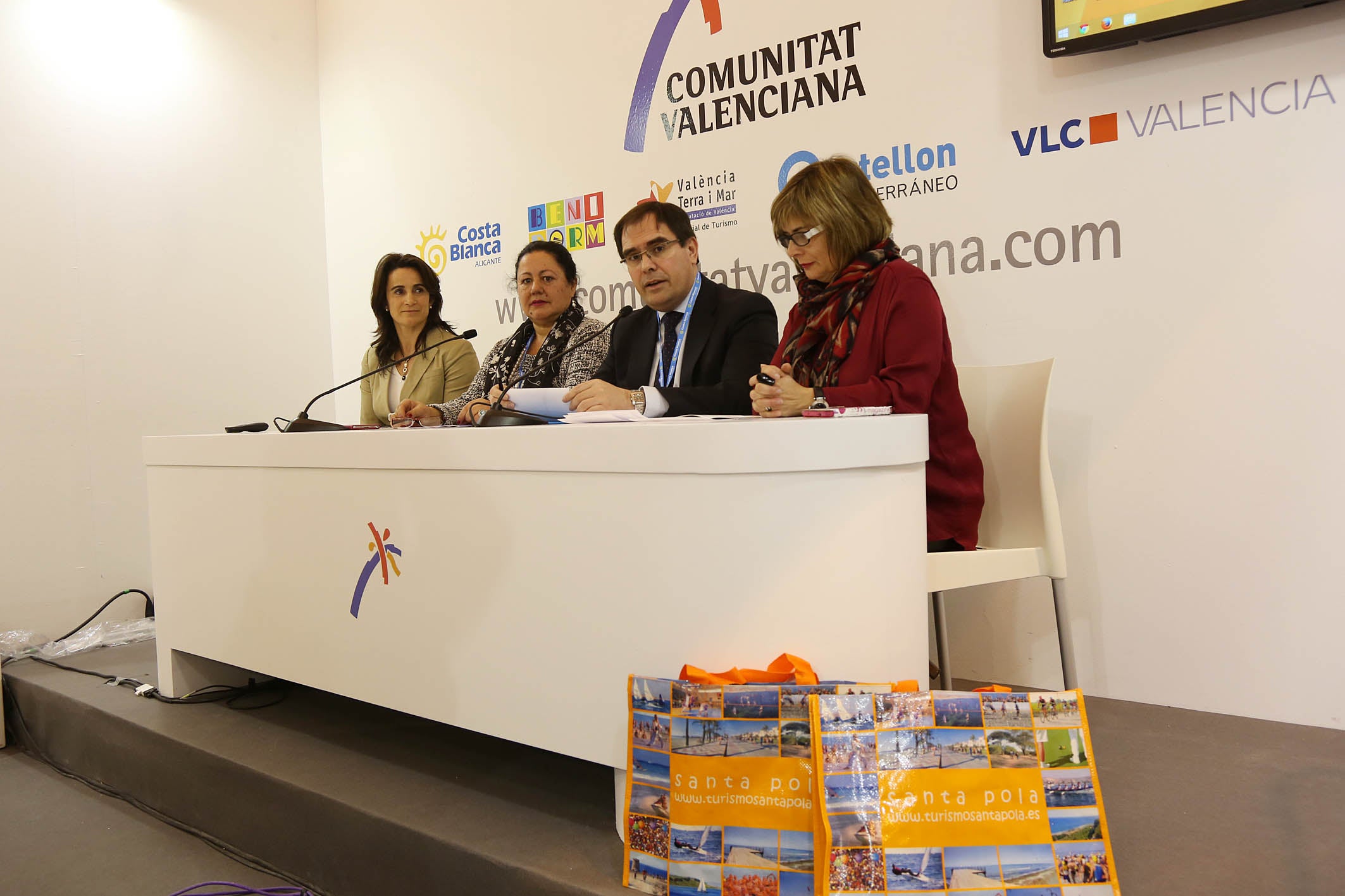 Santa Pola promociona en Fitur la calidad de sus once kilómetros de playas y su oferta de deportes náuticos.