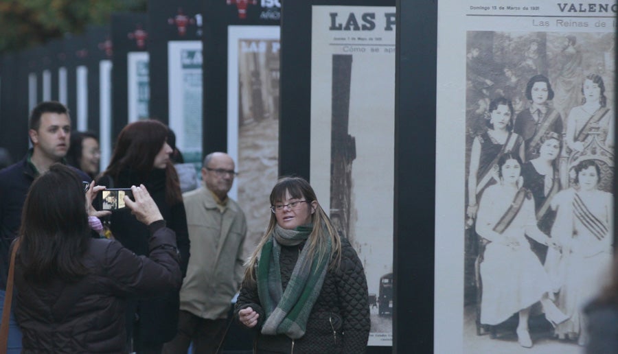 Los valencianos visitan la exposición de portadas históricas de LAS PROVINCIAS